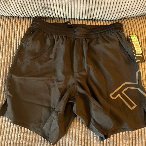 Men’s TYR Hydrosphere Unbroken Unlined 7’ Short - Picture 2 of 4